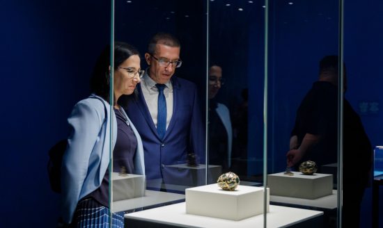 Яйцо Фаберже, кубок-корабль, кувшин в виде морской кентаврессы, посольские дары — из музеев Московского Кремля во Владивосток