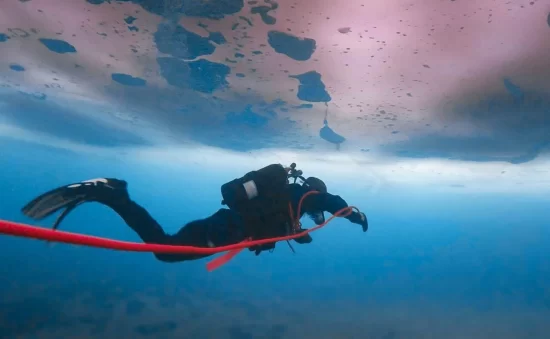 Спортсмены из шести стран отправились под лед на соревнованиях UNDERICE GAME во Владивостоке