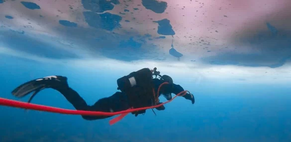 Спортсмены из шести стран отправились под лед на соревнованиях UNDERICE GAME во Владивостоке