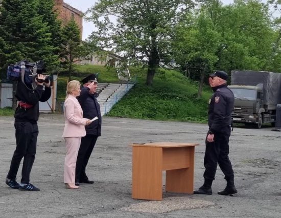 Турполиции Владивостока вручили сертификаты об обучении
