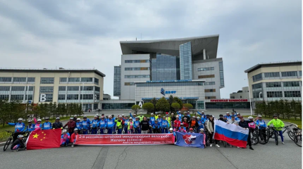 Китайские и российские велосипедисты вышли на 100-километровый маршрут