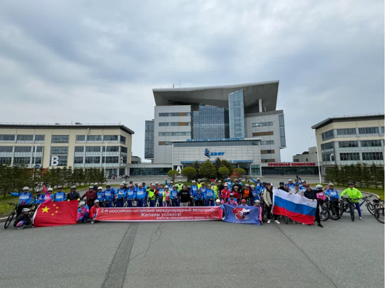Китайские и российские велосипедисты вышли на 100-километровый маршрут