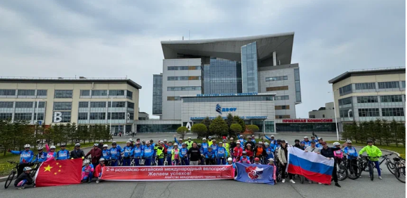 Китайские и российские велосипедисты вышли на 100-километровый маршрут
