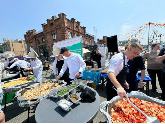 Во Владивостоке приготовили дальневосточный завтрак из более чем 800 яиц и 20 килограммов гребешка