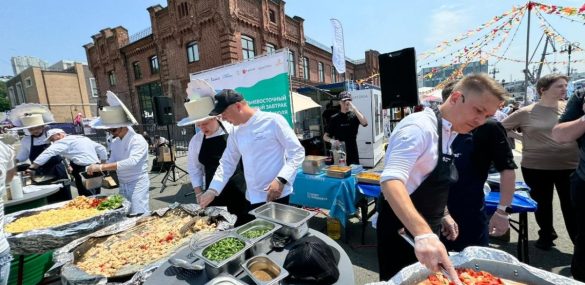 Во Владивостоке приготовили дальневосточный завтрак из более чем 800 яиц и 20 килограммов гребешка