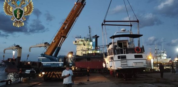 Во Владивостоке судовладельца за незаконные морские перевозки туристов забрали катер