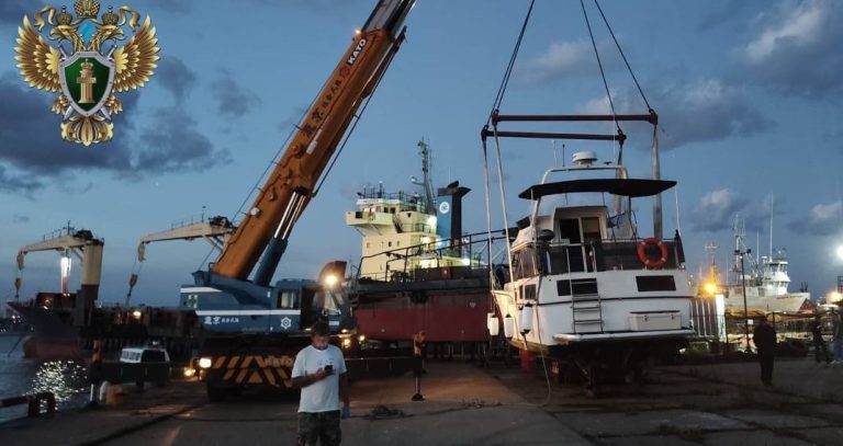 Во Владивостоке судовладельца за незаконные морские перевозки туристов забрали катер