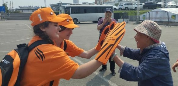 Более 1100 российских и иностранных гостей Владивостока получили информационную поддержку от «полосатых навигаторов»