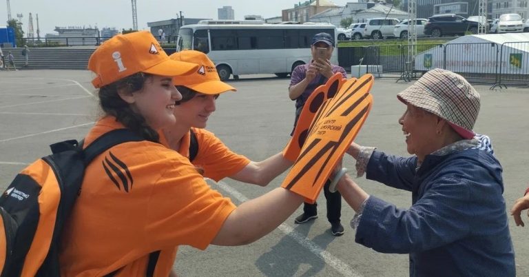 Более 1100 российских и иностранных гостей Владивостока получили информационную поддержку от «полосатых навигаторов»