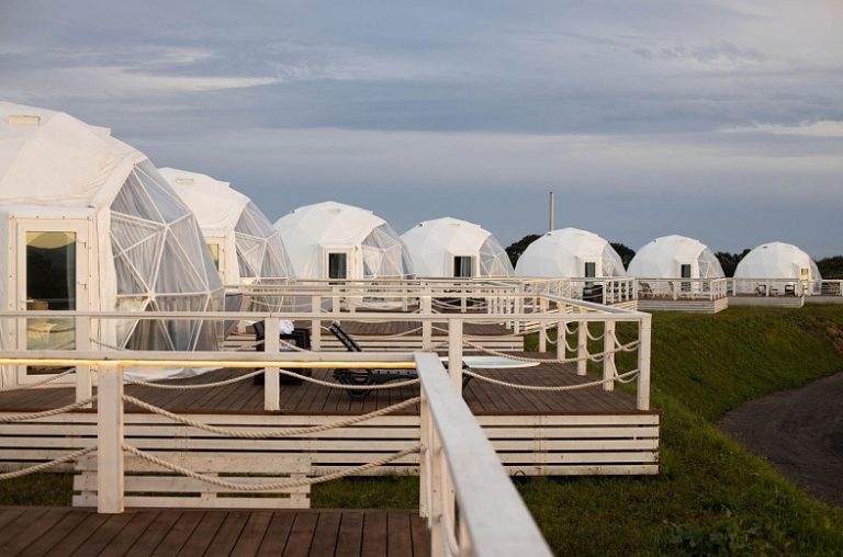 Круглогодичный комплекс для семейного отдыха и первый на Дальнем Востоке маяк-часовня открыты в Приморье