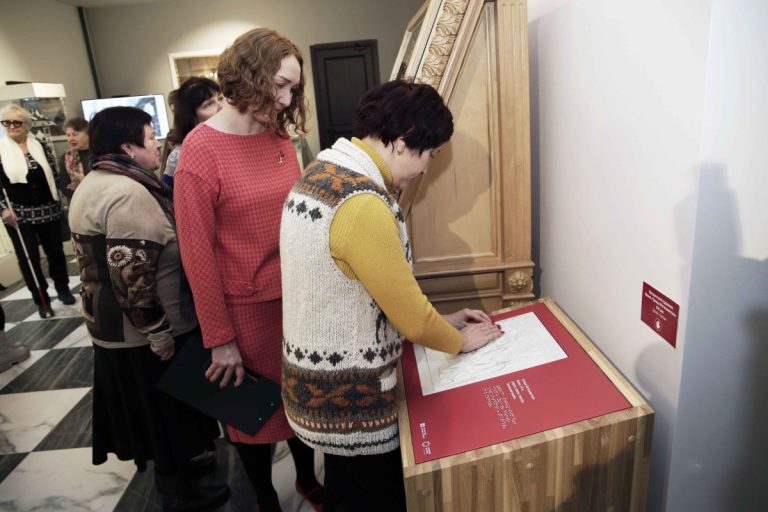 Во Владивостоке открылась первая инклюзивная выставка «Троица Ветхозаветная»