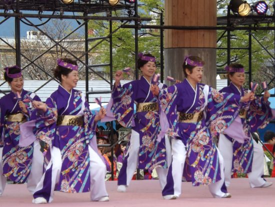 В японской префектуре отменили фестиваль сакуры из-за бесцеремонных туристов