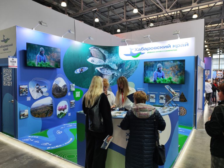 Хабаровчане заманивают москвичей древними обрядами, эвенской музыкой и прогулками на сапах с китами