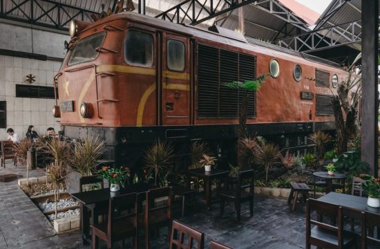 На вокзале в Хюэ кафе в виде «железнодорожных путей» стало супер-популярным