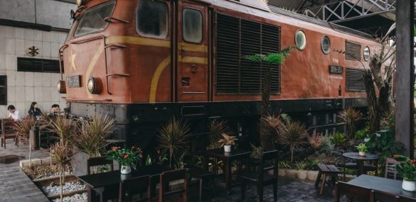 На вокзале в Хюэ кафе в виде «железнодорожных путей» стало супер-популярным