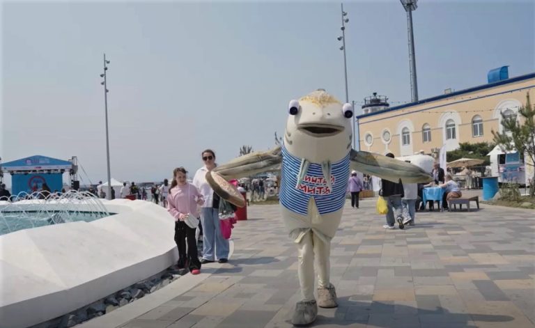 «Закидываем сети»: во Владивосток «идет» минтай