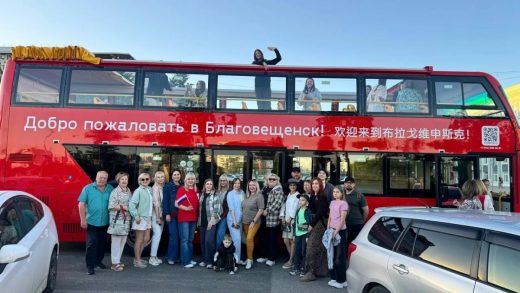 В Благовещенске запустили двухэтажный экскурсионный автобус-кабриолет